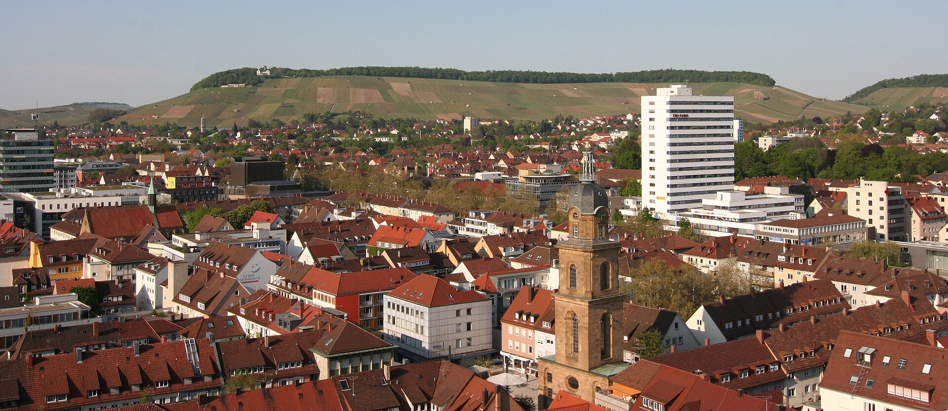Blick vom Kiliansturm zum Wartberg mit Weinbergen